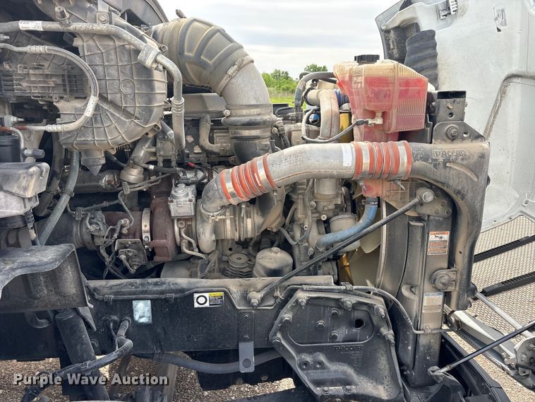 image for item DV8505 2019 Peterbilt 579 semi truck
