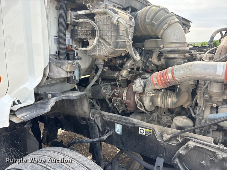 image for item DV8505 2019 Peterbilt 579 semi truck