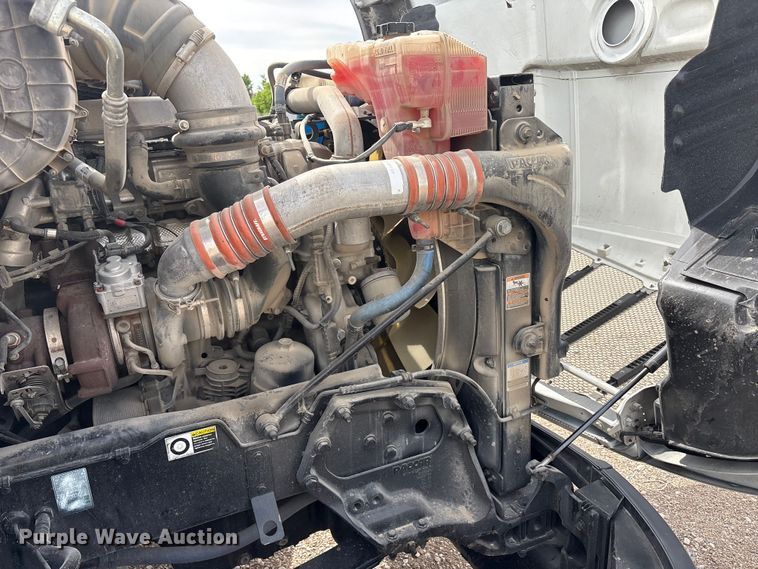 image for item DV8505 2019 Peterbilt 579 semi truck