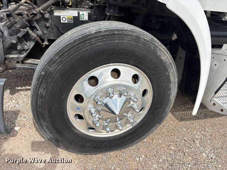 image for item DV8505 2019 Peterbilt 579 semi truck