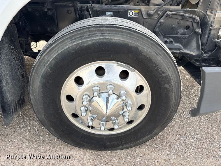 image for item DV8505 2019 Peterbilt 579 semi truck