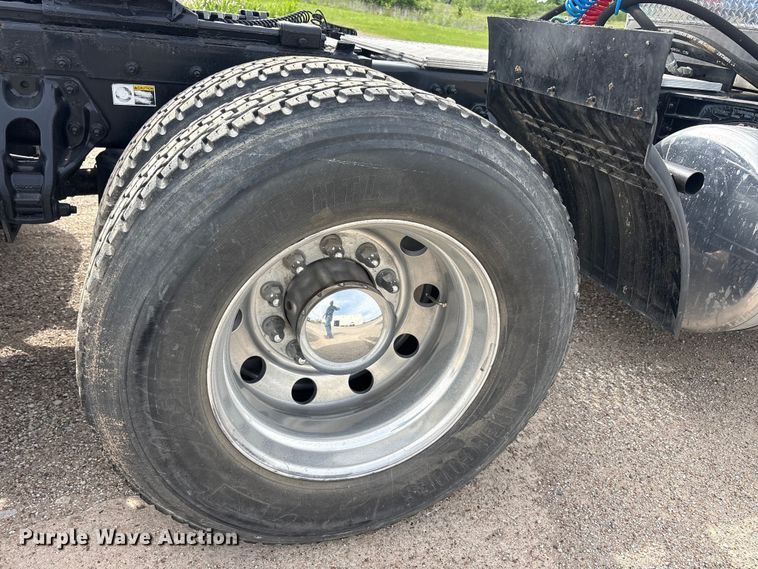 image for item DV8505 2019 Peterbilt 579 semi truck