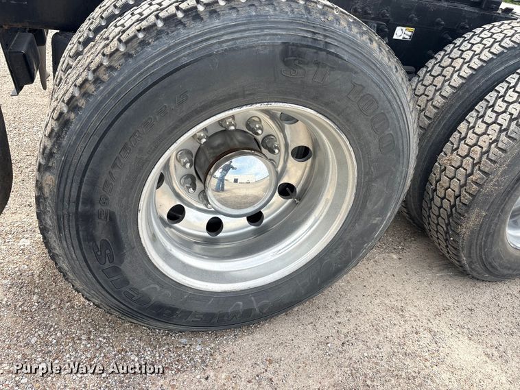 image for item DV8505 2019 Peterbilt 579 semi truck