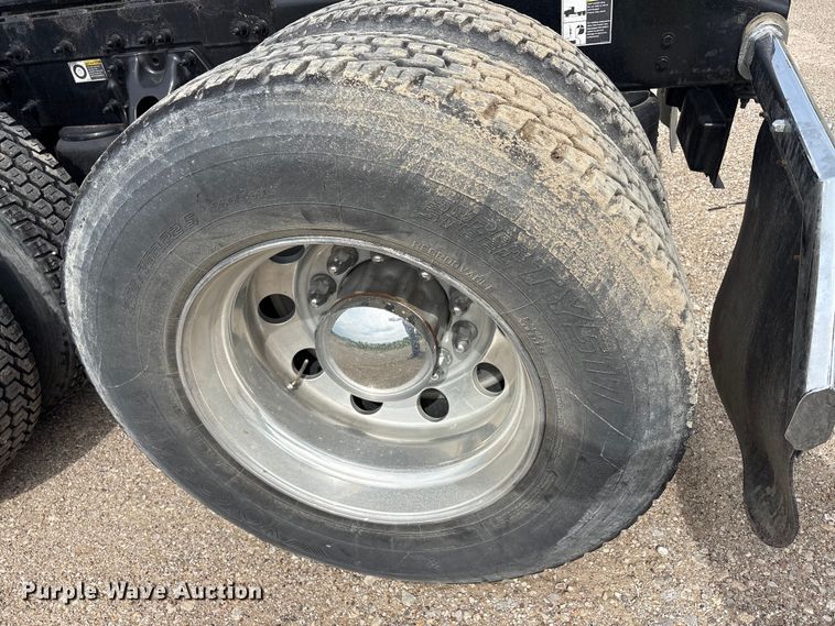 image for item DV8505 2019 Peterbilt 579 semi truck