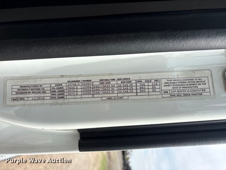 image for item DV8505 2019 Peterbilt 579 semi truck