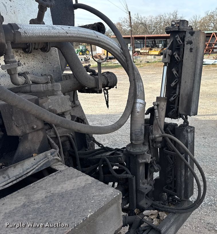 image for item DW5209 1995 Freightliner FLD120 oil distributor truck