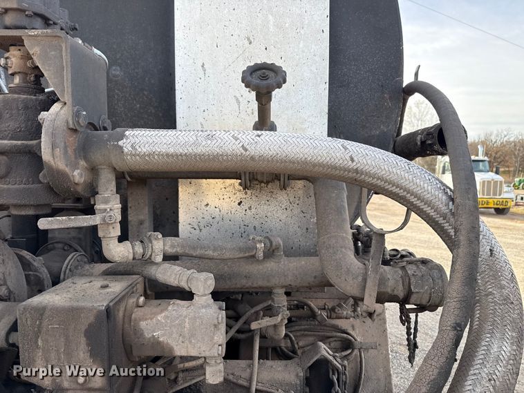 image for item DW5209 1995 Freightliner FLD120 oil distributor truck