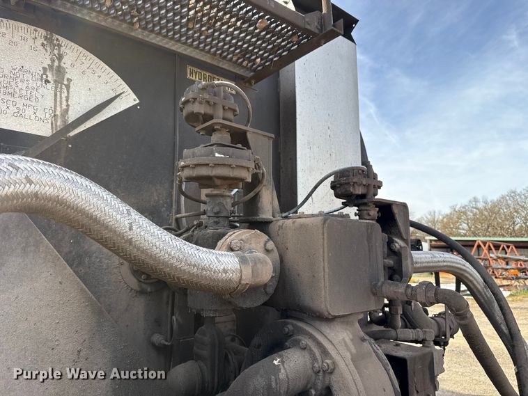 image for item DW5209 1995 Freightliner FLD120 oil distributor truck
