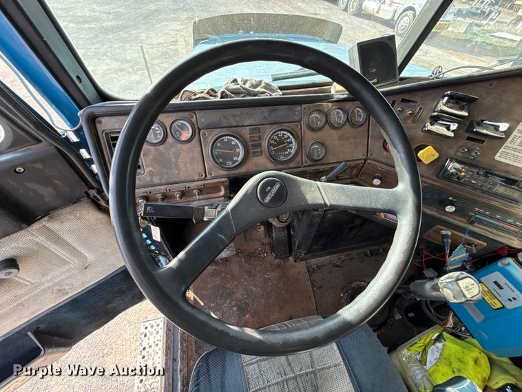 image for item DW5209 1995 Freightliner FLD120 oil distributor truck