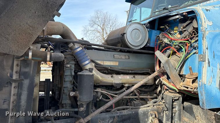 image for item DW5209 1995 Freightliner FLD120 oil distributor truck