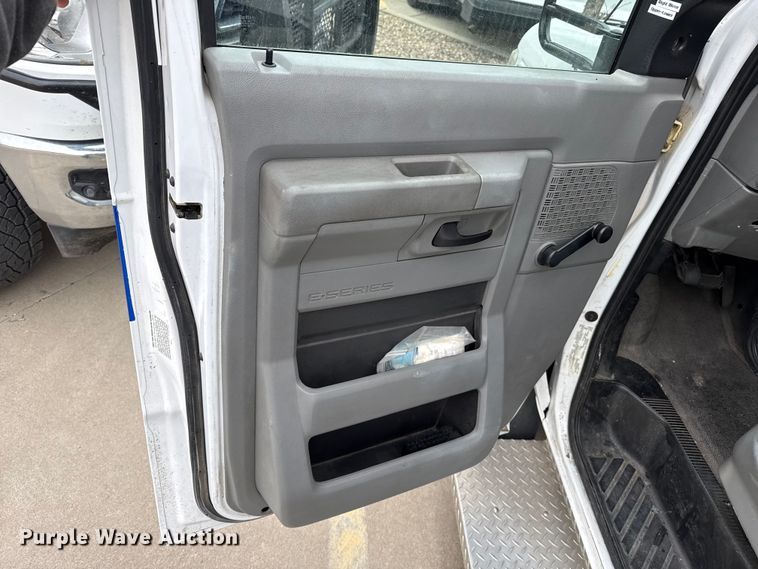 image for item DZ5148 2010 Ford Eldorado Aerotech E450 Super Duty shuttle bus