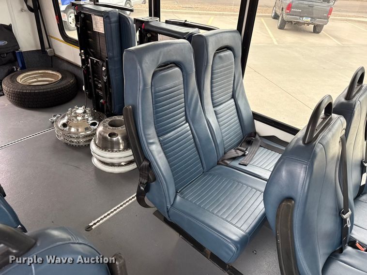 image for item DZ5148 2010 Ford Eldorado Aerotech E450 Super Duty shuttle bus