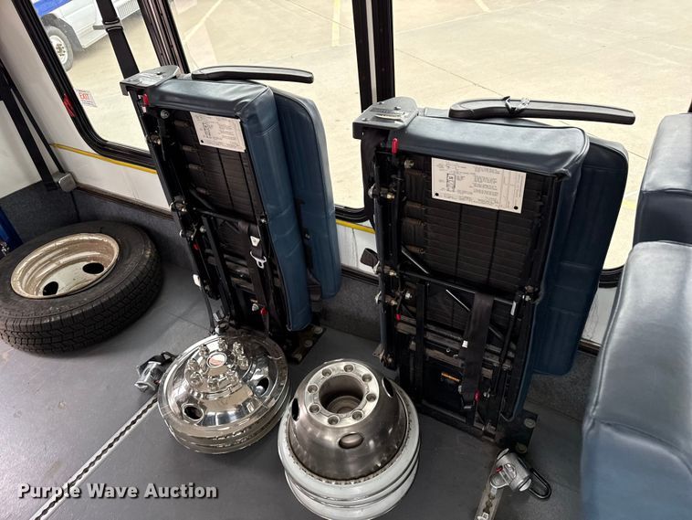 image for item DZ5148 2010 Ford Eldorado Aerotech E450 Super Duty shuttle bus