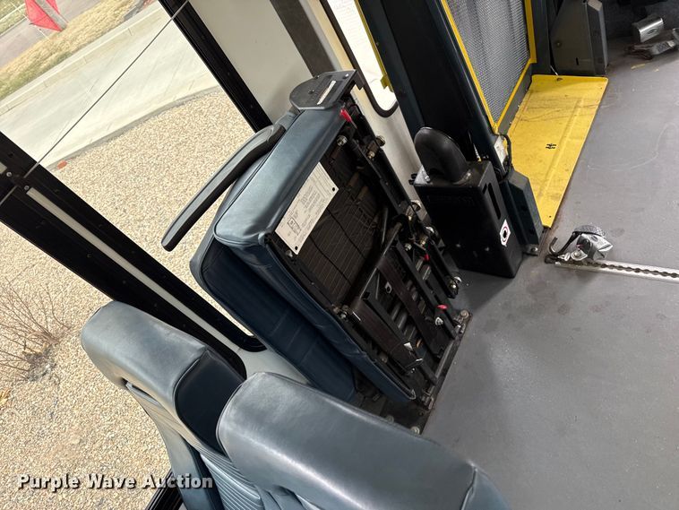 image for item DZ5148 2010 Ford Eldorado Aerotech E450 Super Duty shuttle bus