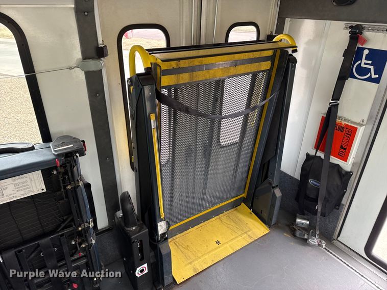 image for item DZ5148 2010 Ford Eldorado Aerotech E450 Super Duty shuttle bus