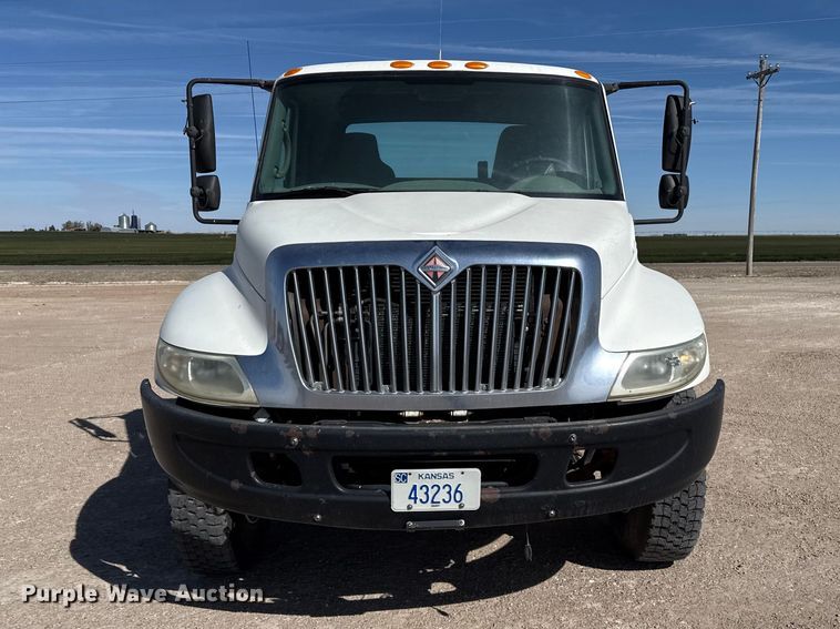 image for item DZ5270 2004 International 4300 truck cab and chassis
