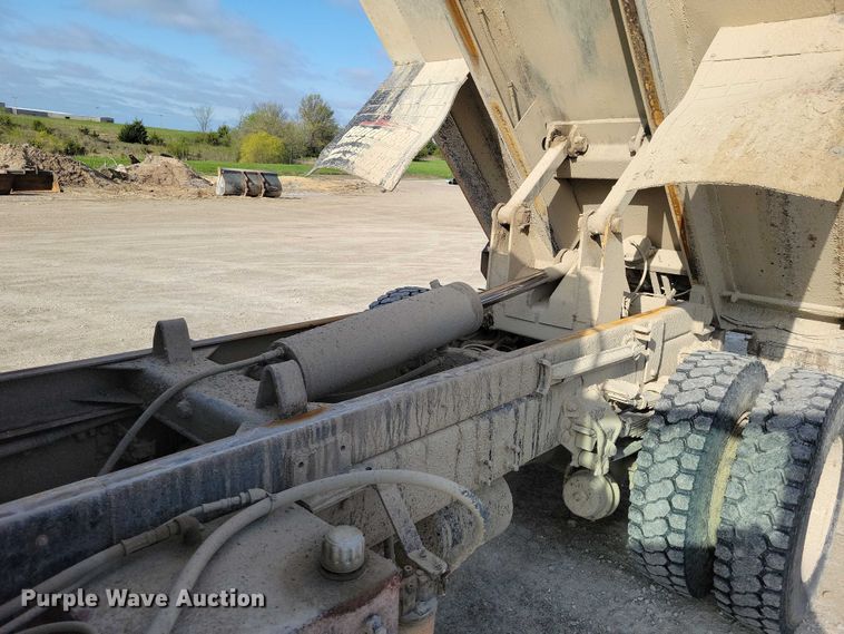 image for item DZ7064 1997 Ford L8501 dump truck