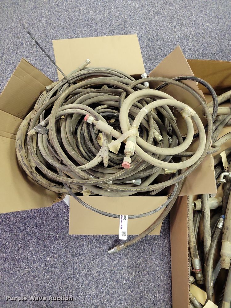 image for item DZ7065 Equipment hydraulic hoses