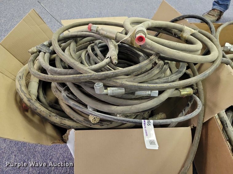 image for item DZ7065 Equipment hydraulic hoses