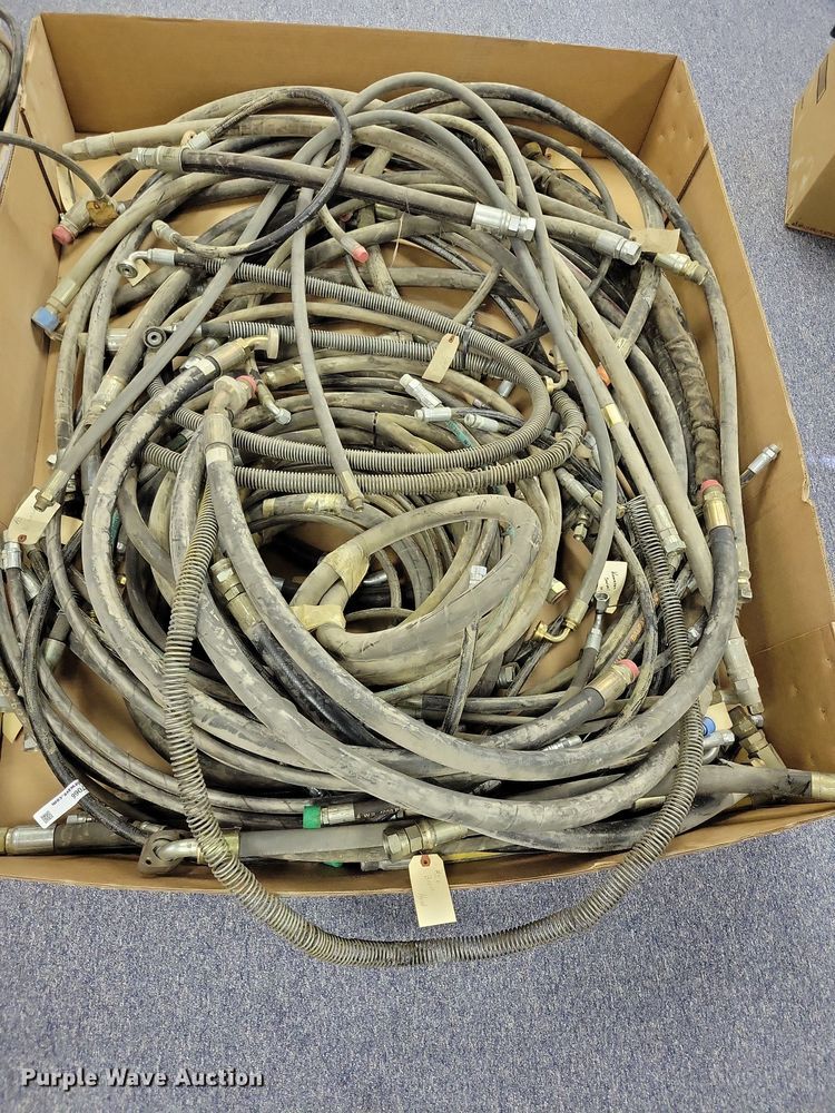 image for item DZ7066 Heavy equipment hydraulic hoses