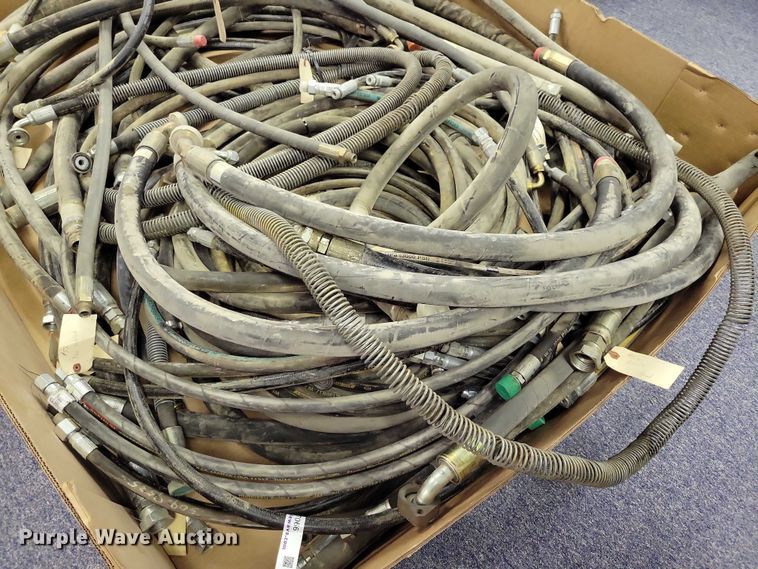 image for item DZ7066 Heavy equipment hydraulic hoses