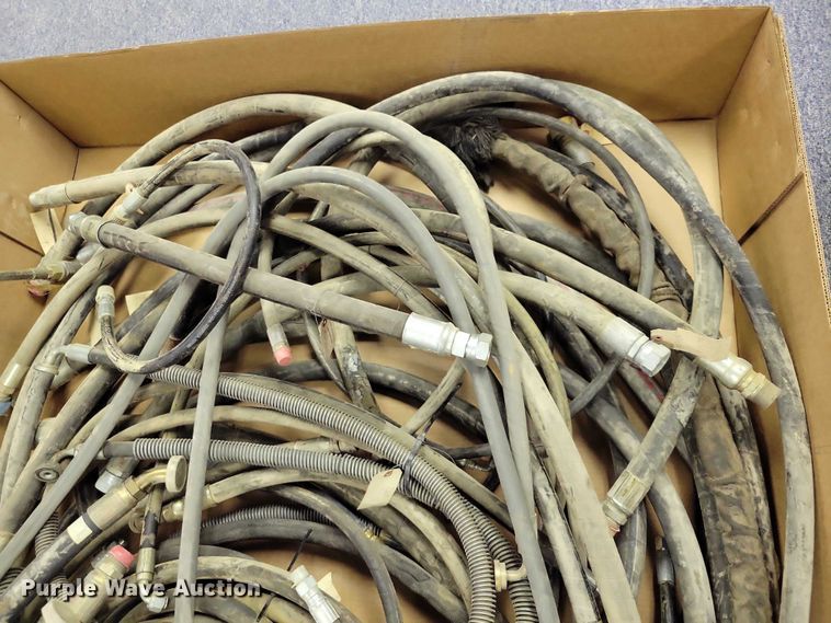 image for item DZ7066 Heavy equipment hydraulic hoses