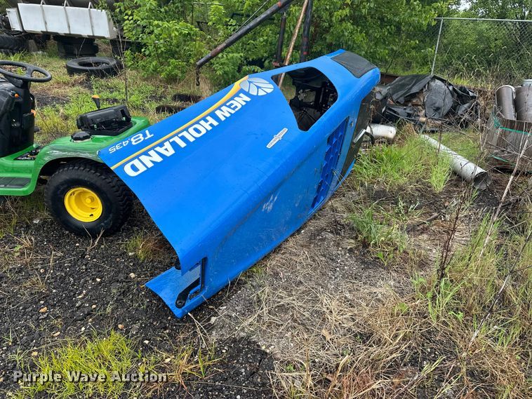 image for item EA4850 2016 New Holland T8.435 tractor chassis