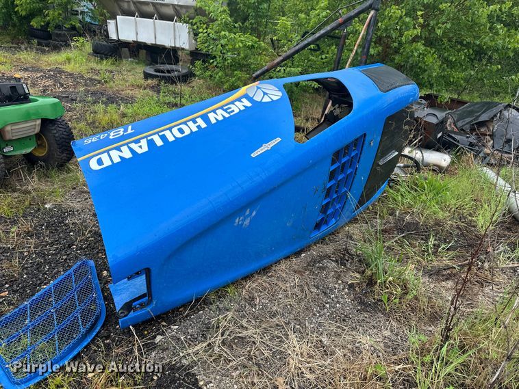 image for item EA4850 2016 New Holland T8.435 tractor chassis