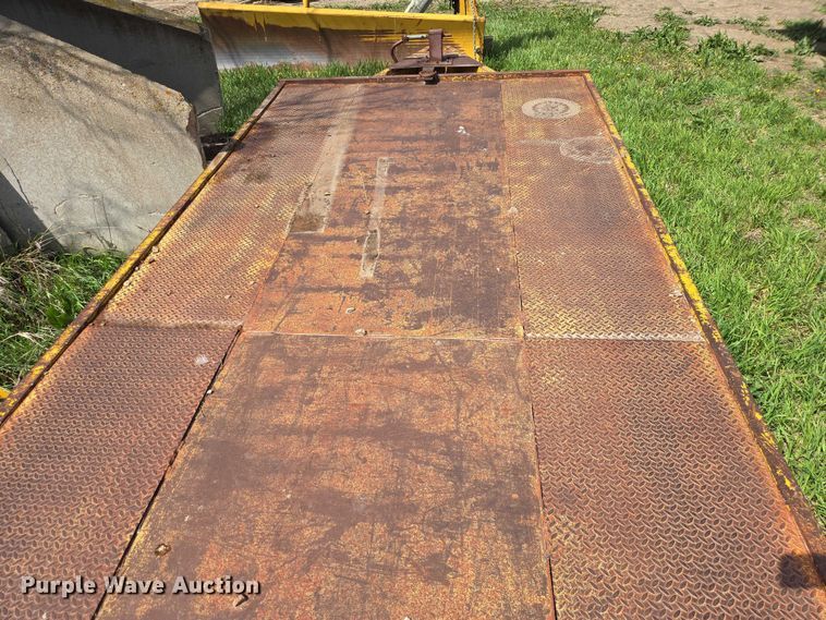image for item EB1429 1973 Trail Eze 1090 equipment trailer