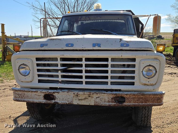image for item EB1430 1978 Ford F700 flatbed truck