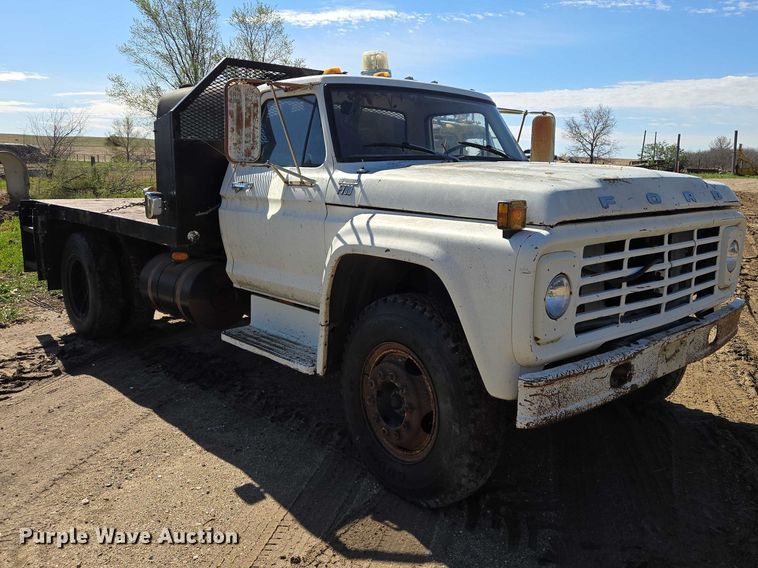 image for item EB1430 1978 Ford F700 flatbed truck