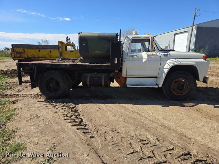 image for item EB1430 1978 Ford F700 flatbed truck