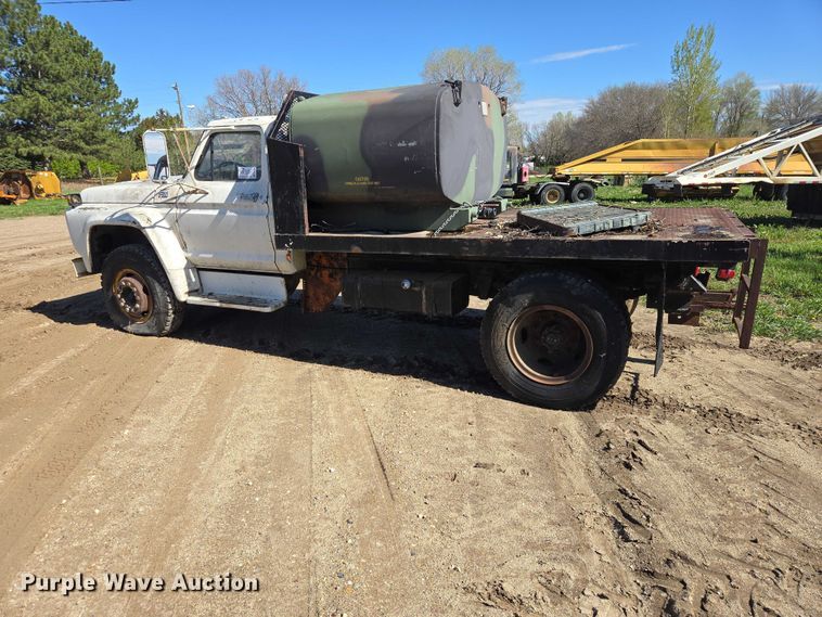 image for item EB1430 1978 Ford F700 flatbed truck