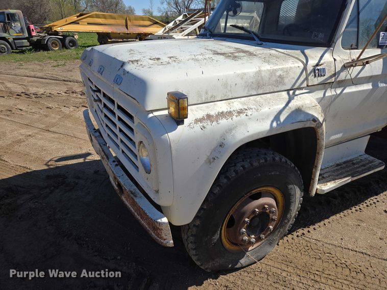 image for item EB1430 1978 Ford F700 flatbed truck