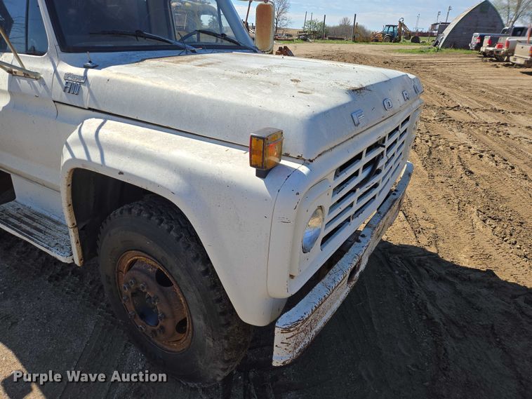 image for item EB1430 1978 Ford F700 flatbed truck