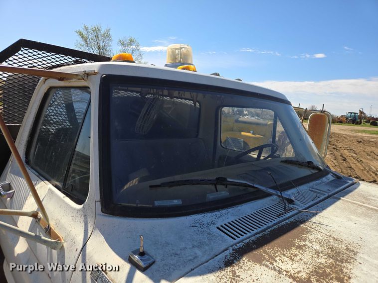 image for item EB1430 1978 Ford F700 flatbed truck
