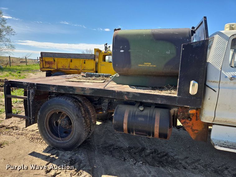 image for item EB1430 1978 Ford F700 flatbed truck