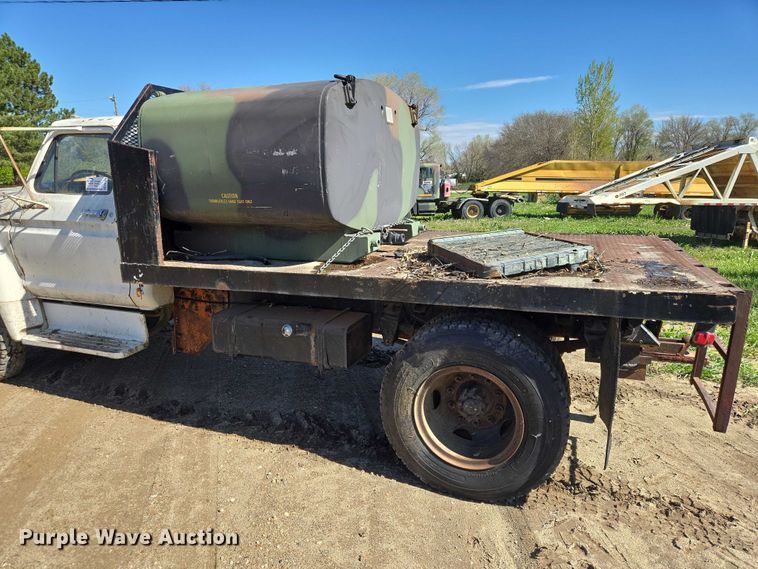 image for item EB1430 1978 Ford F700 flatbed truck