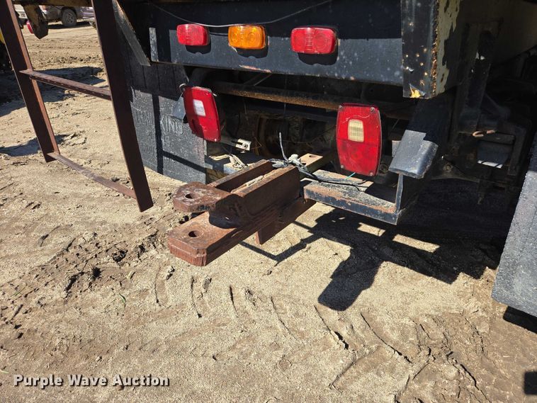 image for item EB1430 1978 Ford F700 flatbed truck