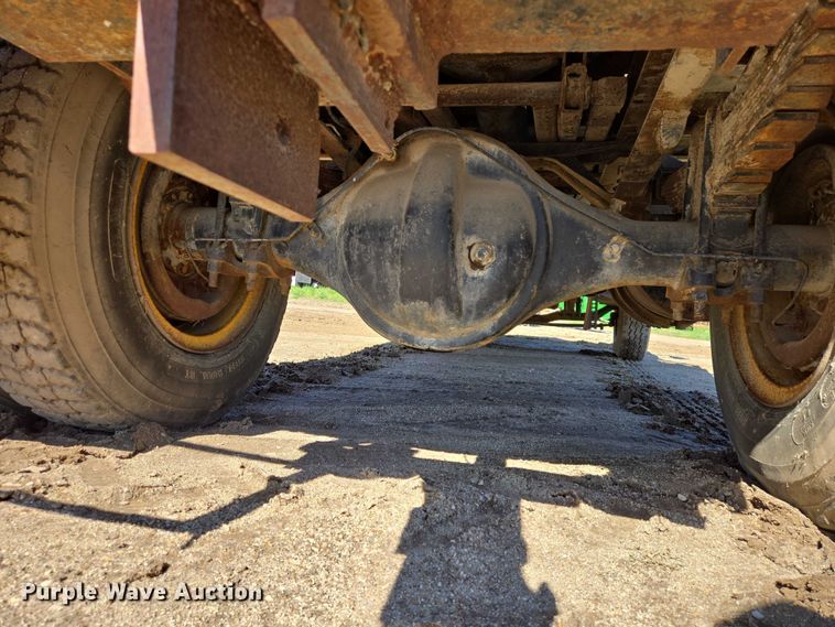 image for item EB1430 1978 Ford F700 flatbed truck