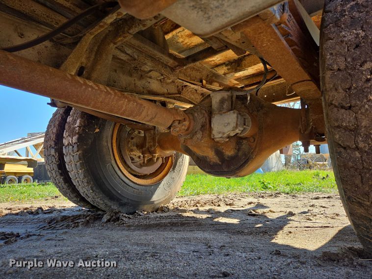 image for item EB1430 1978 Ford F700 flatbed truck