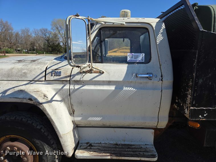 image for item EB1430 1978 Ford F700 flatbed truck