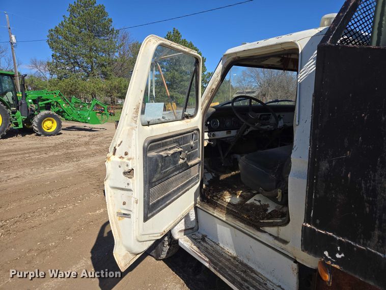 image for item EB1430 1978 Ford F700 flatbed truck