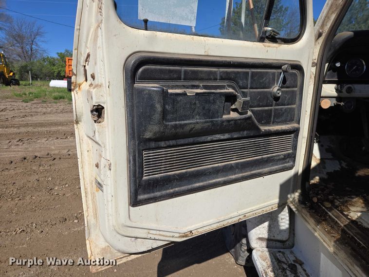 image for item EB1430 1978 Ford F700 flatbed truck