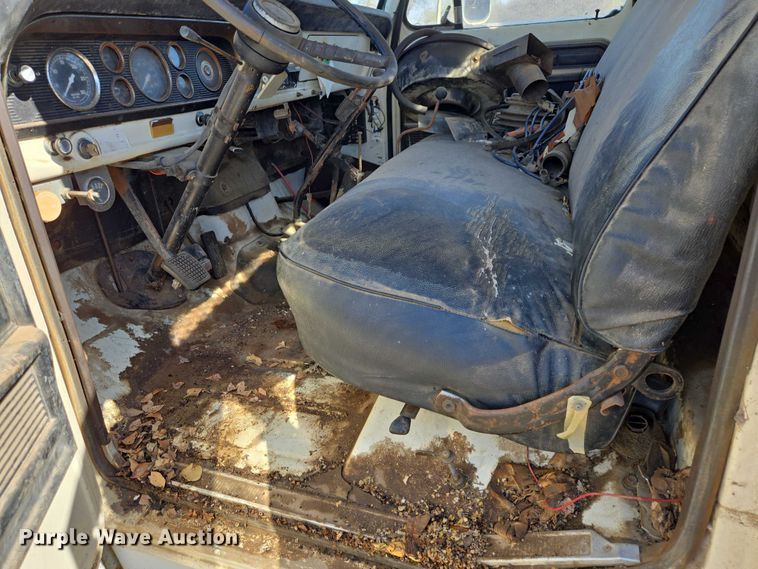 image for item EB1430 1978 Ford F700 flatbed truck