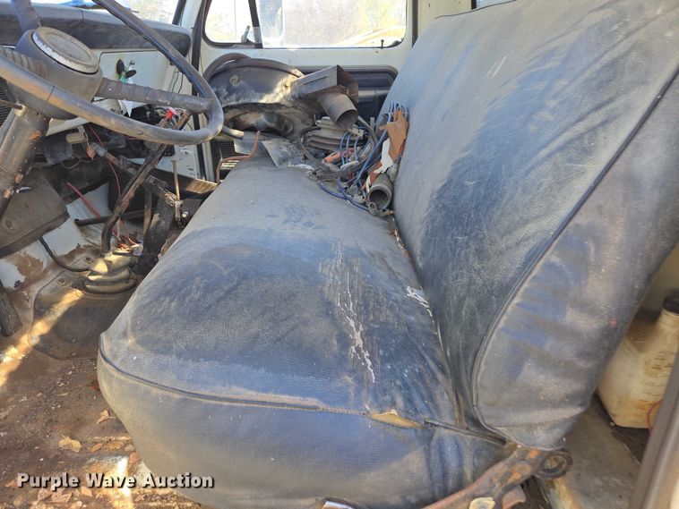 image for item EB1430 1978 Ford F700 flatbed truck