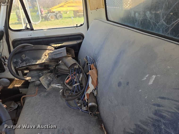 image for item EB1430 1978 Ford F700 flatbed truck