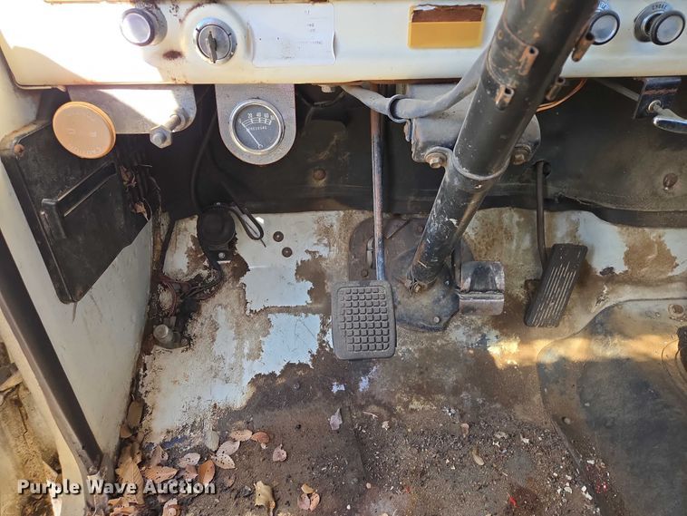 image for item EB1430 1978 Ford F700 flatbed truck