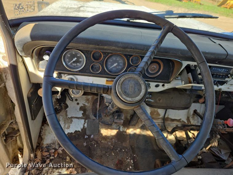 image for item EB1430 1978 Ford F700 flatbed truck