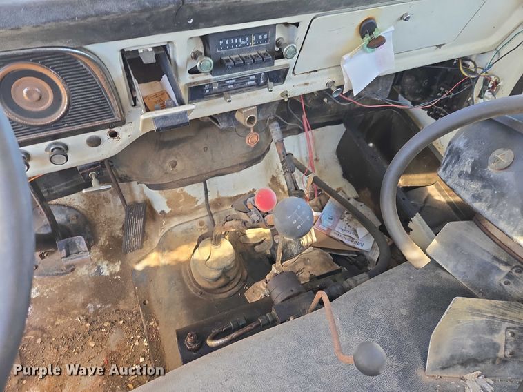 image for item EB1430 1978 Ford F700 flatbed truck